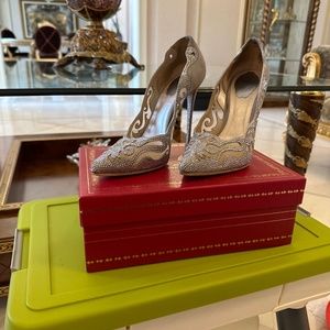 Light gray sparkling pumps